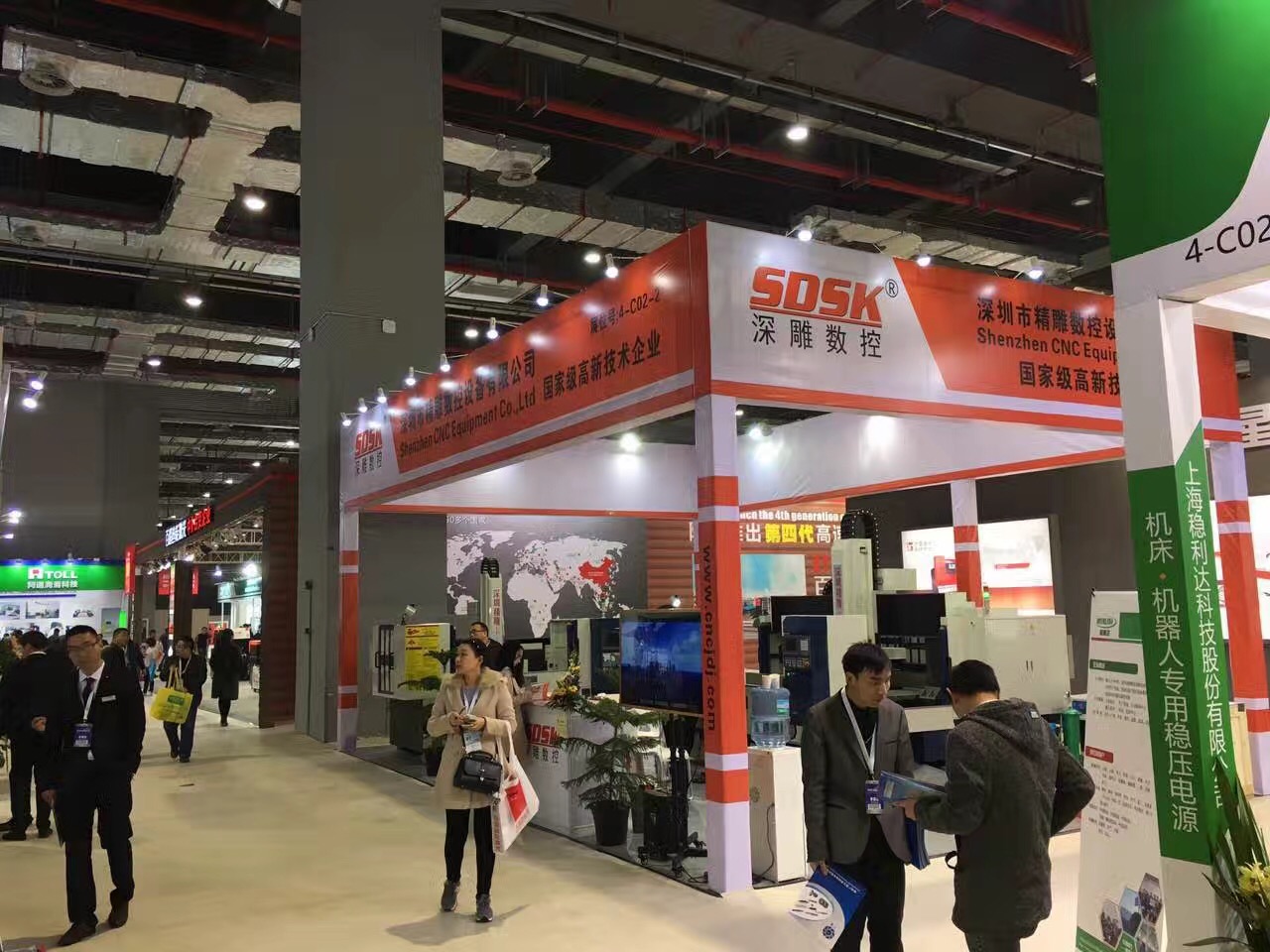 深圳精雕參加上海國際機床展會取得圓滿成功。展會上，公司主營機器，玻璃精雕機，大型精雕機，從外觀尺寸來講得到許多客戶的贊譽和認可。